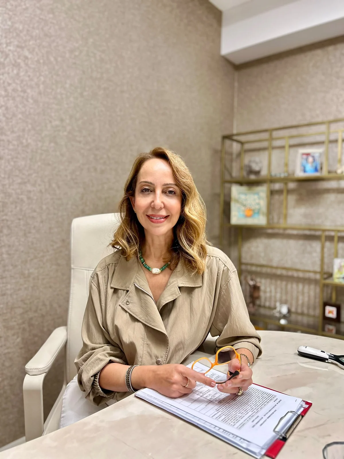 Uzm. Dr. Nalan Kükürt muayenehanesindeki çalışma masasında